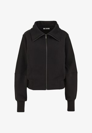 Jachetă cropped neagră cu guler înalt, fermoar frontal și mâneci largi. Construită dintr-un material moale, având cusături rotunjite la umeri pentru un aspect structurat.