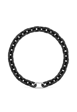 Catena rotonda nera con grandi maglie e un anello di chiusura color argento al centro in basso su sfondo bianco.