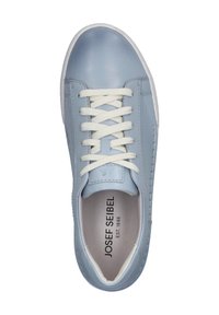 Jasnoniebieskie skórzane sneakersy z białymi sznurowadłami, z fakturowanymi bocznymi panelami i gumową podeszwą. Posiadają wyściełany kołnierz i markowy wkładkę.