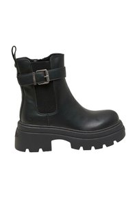 Černé kožené kotníkové boty s elastickými bočními panely, širokou robustní podrážkou a kovovou sponou na pásku. Matný povrch.