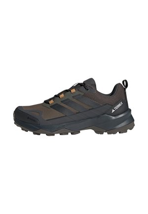 Czarne i ciemnobrązowe buty trekkingowe Adidas Terrex Gore-Tex z wytrzymałą podeszwą i uchwytem na pięcie, pokazane z prawej strony.