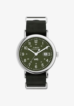 Sat Timex Weekender s zelenim brojčanikom, bijelim pokazivačima sati, srebrnim kućištem, crnim kožnim remenom i prozorom za datum na 3 sata.
