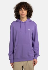 Hoodie viola in tessuto morbido, con tasca frontale a marsupio, cappuccio con cordino e piccolo logo bianco sul petto. Vestibilità rilassata.