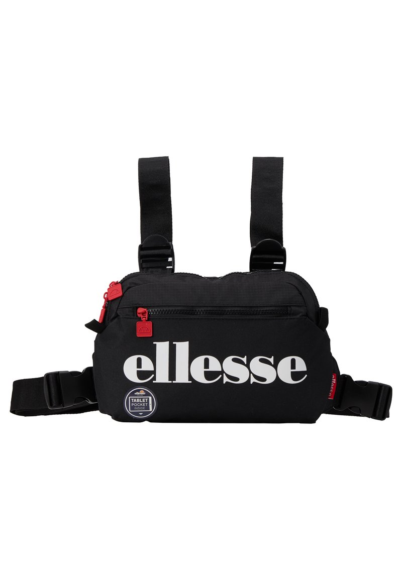 Sac de taille noir en tissu durable, avec un logo blanc prominent, des accents de fermeture éclair rouges, des bretelles réglables et une poche pour tablette.