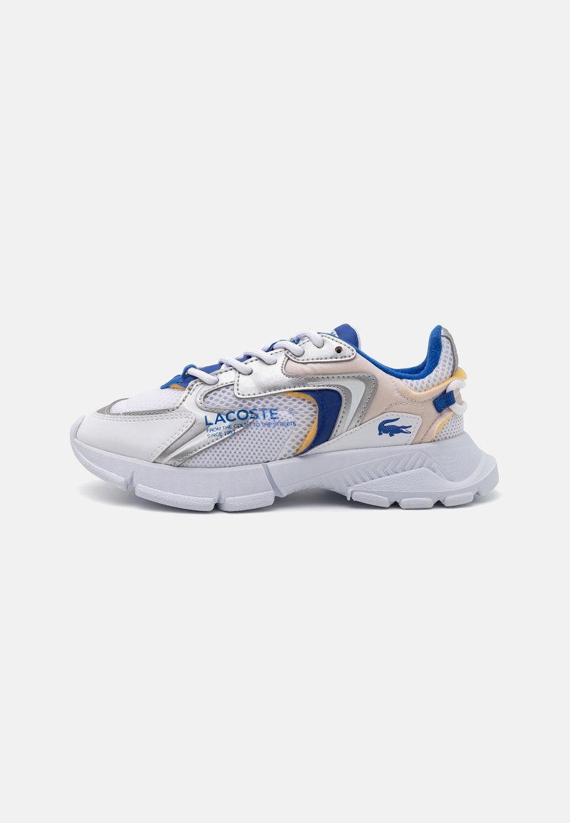 Baskets Lacoste blanches et bleues avec panneaux en mesh, semelle épaisse et détail du logo sur le côté et le talon en vue de profil.