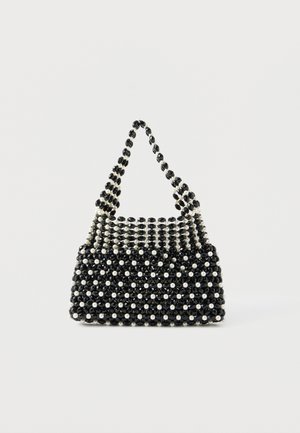 Črno-bela torbica z biserčastimi kroglicami z kratkim ročajem, ki ima izmenično postavljene biserne in črne fasetirane kroglice v karo vzorcu.