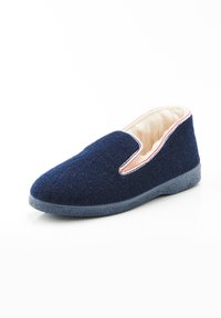 Marine blauwe vilten slipper met een zachte binnenkant, elastische zijopening en rubberen zool met een gestructureerde grip. Accenten met een rode rand.