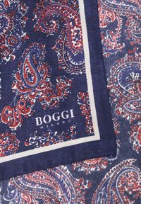 Paskalna maramica z modrim paisley vzorom in rdečimi ter belimi akcenti. V kotu je napis blagovne znamke "BOGGI" v beli barvi.