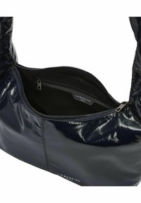 Granatowa, błyszcząca torebka o gładkiej teksturze, z zamykaną na zamek komorą i czarnym wnętrzem. Wyposażona w akcenty z logo "LIEBESKIND".