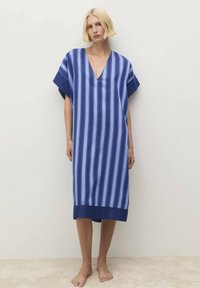 Rochie cu dungi albastre și albe, cu decolteu în V, mâneci scurte și tiv. Fabricată dintr-un material neted, cu o croială lejeră.