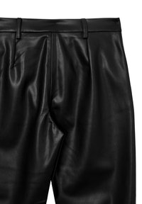 Pantaloni in pelle nera con una superficie liscia, con taglio dritto, vita con passanti per cintura e dettagli con pieghe frontali.
