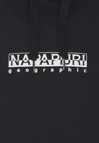 Černá mikina s kapucí, která má bílé tištěné logo "NAPAPIJRI geographic" a dva černé šňůrky.