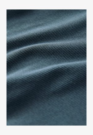 Tessuto strutturato di colore blu scuro con rigature diagonali. Morbido, con una leggera lucentezza, che mostra pieghe delicate e una superficie liscia.