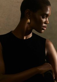 Reiss SOPHIE SCULPTURAL HOOP - Kõrvarõngad - gold-coloured