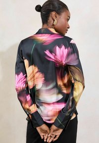 Lipsy REGULAR FIT PRINTED - Nööpidega pluus - black pink