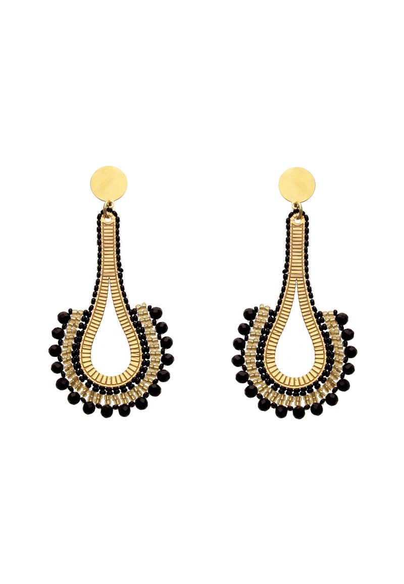 Kolczyki wiszące w złotym odcieniu z czarnymi koralikami, o kształcie kropli i wielowarstwowym wzorze. Gładkie wykończenie z okrągłym zapięciem na sztyft.