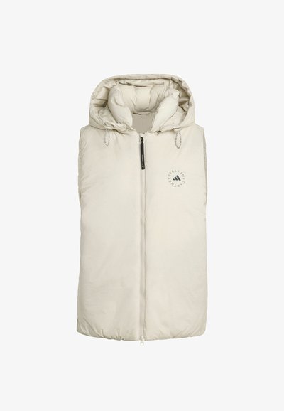 Hellbeige Steppweste mit Kapuze, Reißverschluss und Kordelzug-Details. Verfügt über ein Logo auf der Brust und einen glatten, strukturierten Stoff.