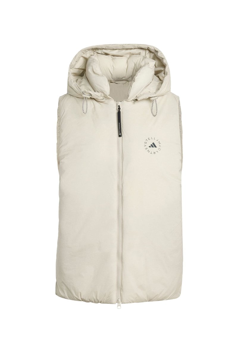 Chaleco acolchado beige claro con capucha, cierre de cremallera y detalles con cordón. Presenta un logo en el pecho y una tela suave y texturizada.