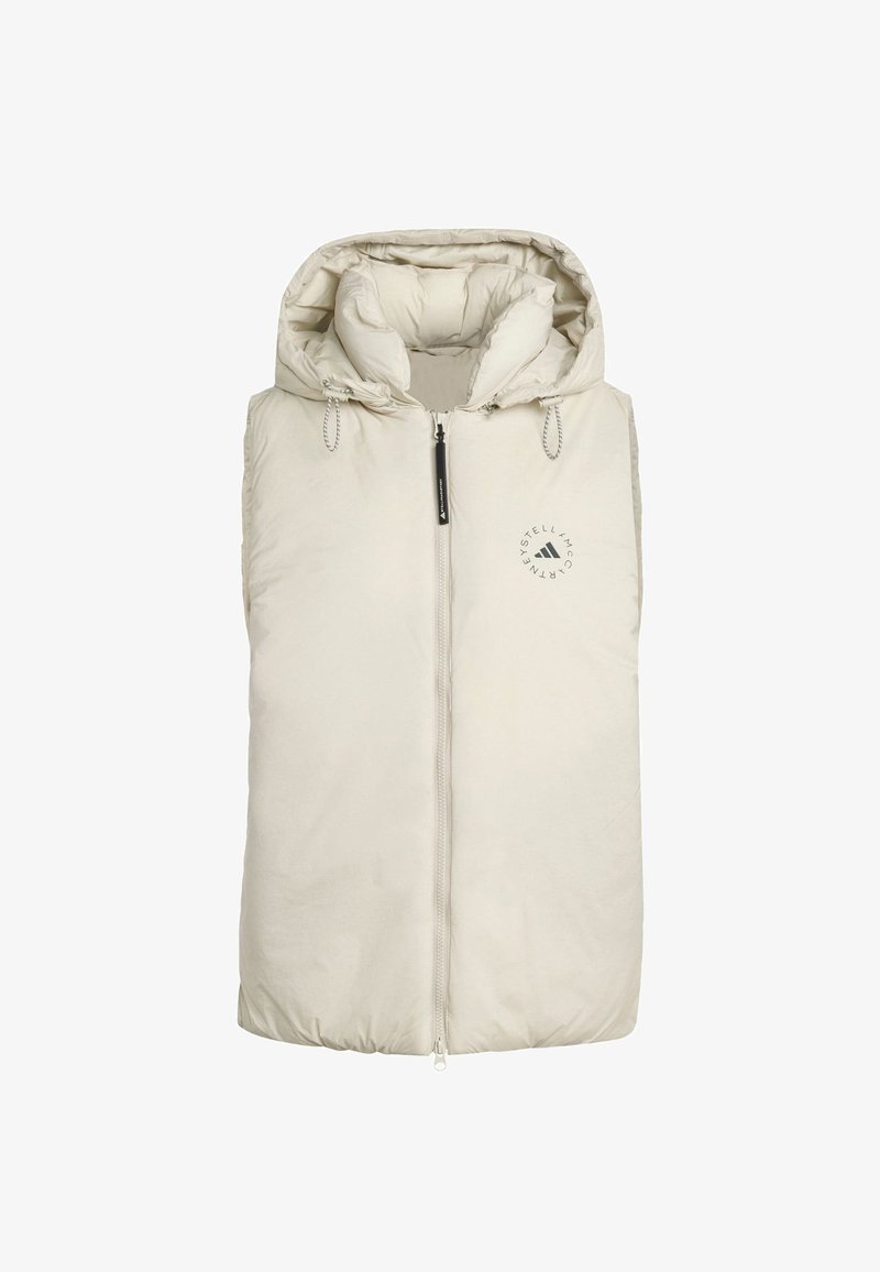 Chaleco acolchado beige claro con capucha, cierre de cremallera y detalles con cordón. Presenta un logo en el pecho y una tela suave y texturizada.