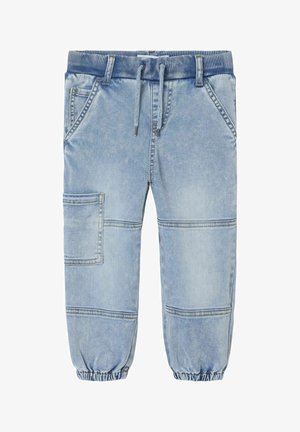 Pantalon de jogging en denim bleu clair avec taille et chevilles élastiques, poches avant, poche cargo latérale et coutures visibles.