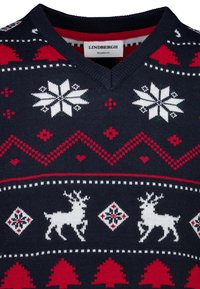 Granatowy sweter dzianinowy z dekoltem w kształcie litery V, z czerwono-białymi wzorami świątecznymi, w tym płatkami śniegu, reniferami i drzewami. Luźny krój.