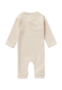 Beige, gestreifter Baumwoll-Overall mit langen Ärmeln, rundem Ausschnitt, Druckknopfverschluss auf der Rückseite und einem fußlosen Design mit umgeschlagenen Bündchen.