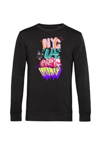 Černá mikina s dlouhým rukávem, která zobrazuje barevný graffiti styl textu: "NYC 4 PARIS LONDON." Text obsahuje růžové, tyrkysové a fialové akcenty.