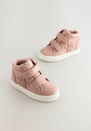 Zapatillas altas de cuero rosa con dobles correas de Velcro y un detalle de estrella brillante en el lateral, con una suela de goma blanca texturizada.