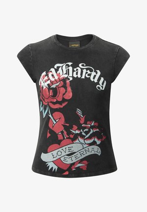 Zwarte T-shirt met korte mouwen, voorzien van grote rode rozen en een hartafbeelding met de tekst "Ed Hardy" en "LOVE ETERNAL" in witte en blauwe accenten.