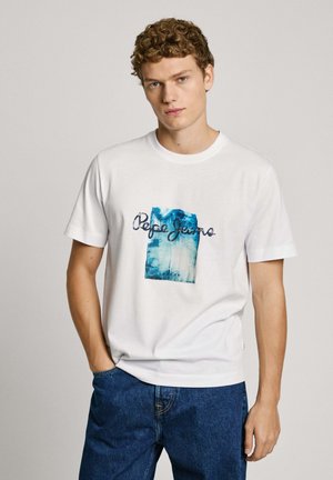 Camiseta de algodón blanca con un diseño gráfico azul y blanco que incluye el texto "Pepe Jeans" y una imagen rectangular. Manga corta y cuello redondo.