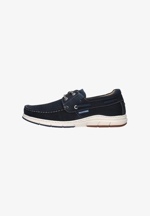 Scarpa in suede blu navy con design perforato, suola in gomma bianca e cuciture a contrasto. Etichetta con logo sul lato. Silhouette a profilo basso.