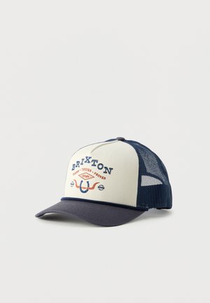 Biała i granatowa siateczkowa czapka typu trucker z granatowym daszkiem oraz logo i napisem Brixton na przednim panelu.