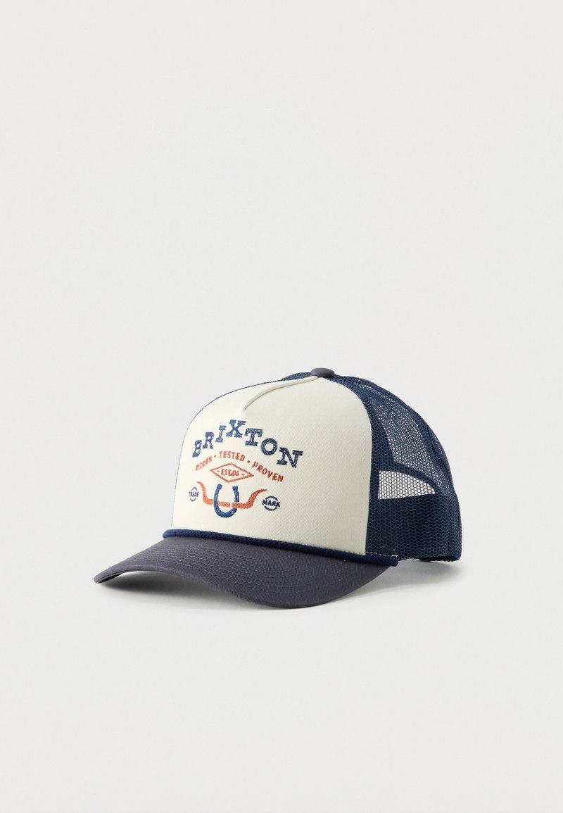Casquette trucker en mesh blanc et bleu marine avec une visière bleu marine, logo Brixton et texte sur le panneau avant.