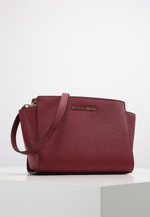 MICHAEL Michael Kors Schoudertas - berry
