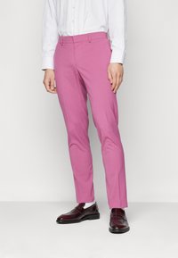 Isaac Dewhirst THE FASHION SUIT SET - Odijelo - deep rose