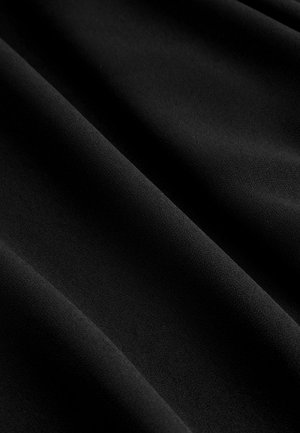 Schwarzer Stoff mit einer glatten Textur, der sanfte Drapierungen und einen dezenten Glanz aufweist. Das Material ist leicht und undurchsichtig.