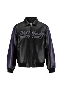 Giacca bomber nera in pelle con maniche viola, zip frontale e logo ricamato "Ed Hardy 1971". Polsini e orlo a coste. Texture liscia.