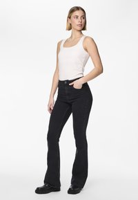 Pieces PCPEGGY - Traperice krojene za nošenje s čizmama - black