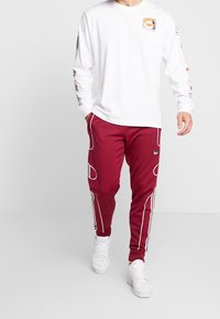 adidas Originals Träningsbyxor - red