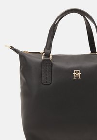 Tommy Hilfiger POPPY REFORM SMALL TOTE - Håndveske - black