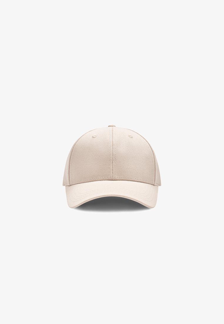 Beige baseball cap with a structured crown and a curved visor. Made of textured fabric, featuring stitching details and an adjustable strap.
