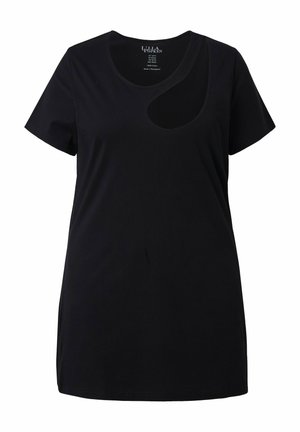 Černé tričko s krátkým rukávem, kulatým výstřihem a malým kapičkovým výřezem na levé horní části hrudi.