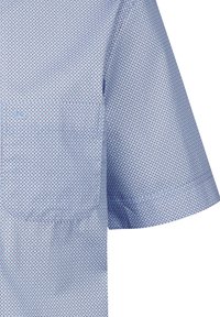 Camicia azzurro chiaro a maniche corte con un motivo geometrico rosso e blu navy. Presenta una tasca sul petto e una texture del tessuto liscia.