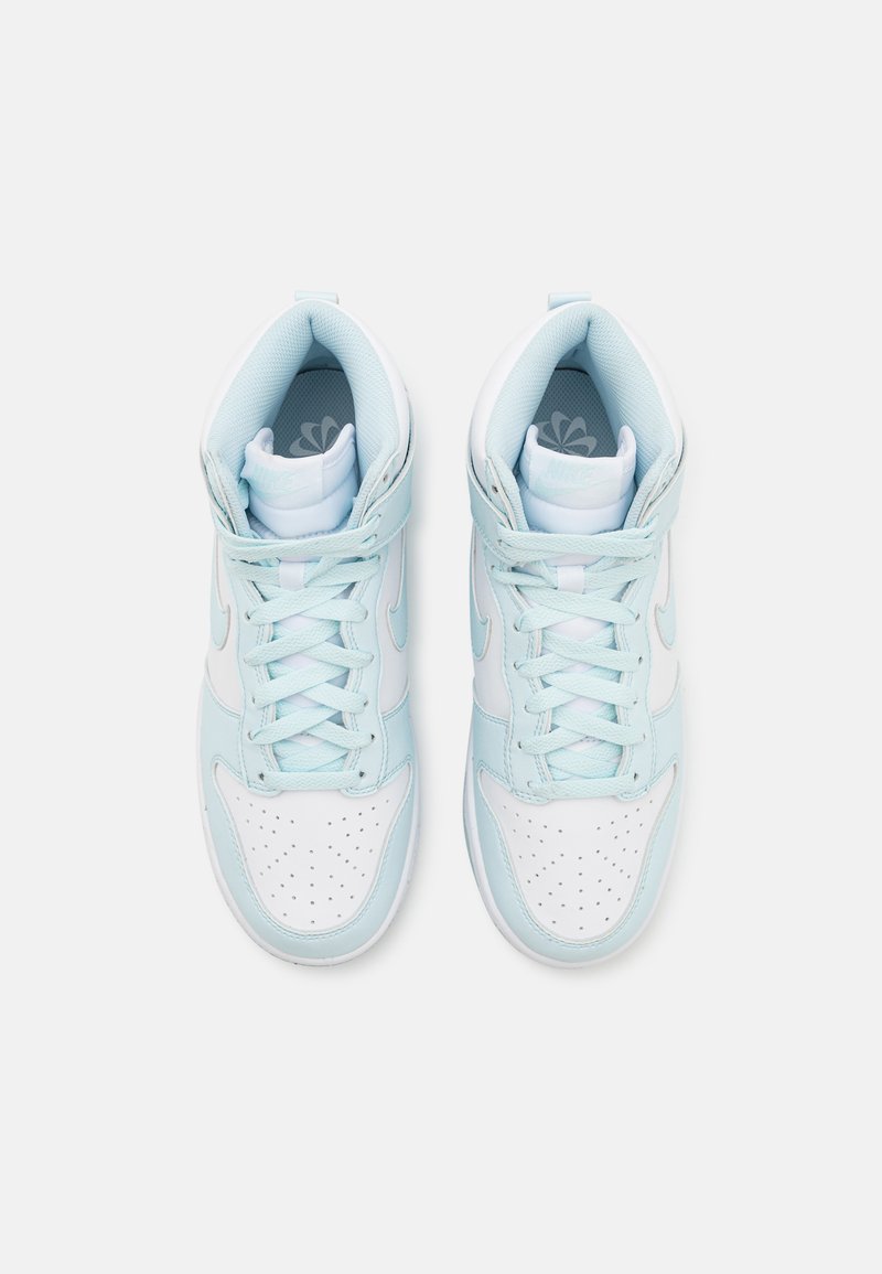Sneakers alta con una base in pelle bianca e accenti azzurri chiari, linguetta in rete testurizzata e punta perforata per una maggiore traspirabilità.