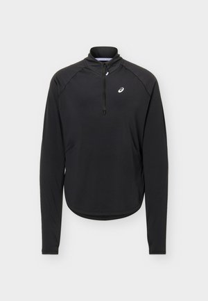 Črna športna majica z dolgimi rokavi in četrtinskim zadrgo ter belim logotipom Asics na levi strani prsnega koša, prikazana na enobarvnem ozadju.