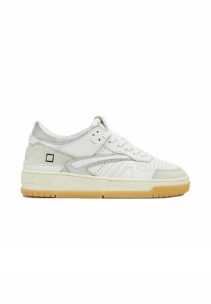Sneaker bianche con tomaia in pelle liscia, dettagli in argento, perforazioni decorative e suola in gomma con battistrada in gomma.