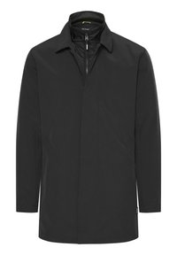 Giacca esterna nera con colletto, zip frontale e un design elegante e minimalista. Realizzata in tessuto liscio e opaco con una silhouette affusolata.