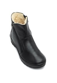 Czarne skórzane botki sięgające kostki z miękkim, kremowym futerkiem syntetycznym w środku oraz bocznymi zamkami błyskawicznymi; posiadają zaokrąglony nosek i teksturowaną gumową podeszwę.