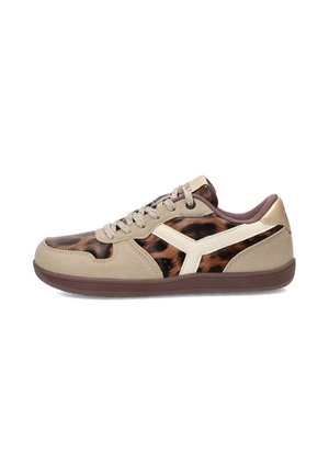 Zapatilla deportiva de corte bajo casual con ante beige y paneles con estampado de leopardo marrón, cordones beige y suela de goma marrón.