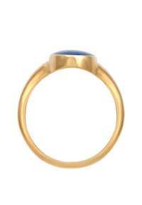 Bague en or avec une bande lisse présentant une pierre bleue ovale polie, montée dans un sertissage en bézel surélevé.